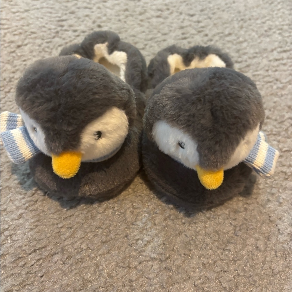 Kids Adorable Penguins with scarf Slippers- size 5/6 warm and cozy!